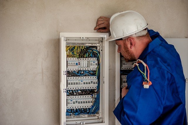101823_IEC CIncinnati Blog Image_What Do you Need to Become becoming an electrician
